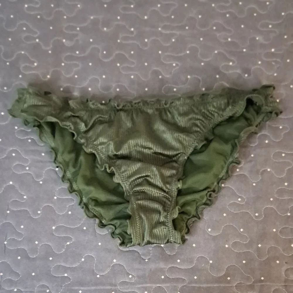 Xhilaration Green Ruffled Cheeky Bottoms size medium NWT